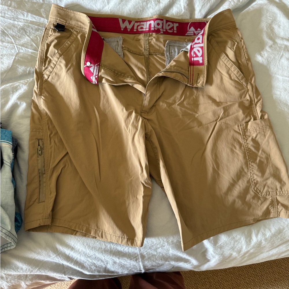 NWOT Wrangler Men's Khaki Cargo Shorts